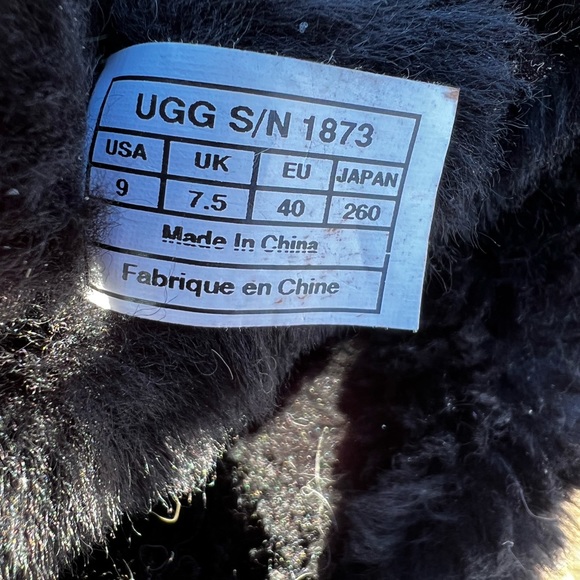 UGG 3-button suede and shearling boots, size 9. - Picture 9 of 9